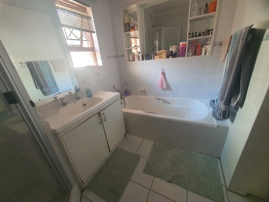 To Let 5 Bedroom Property for Rent in Beacon Bay Eastern Cape